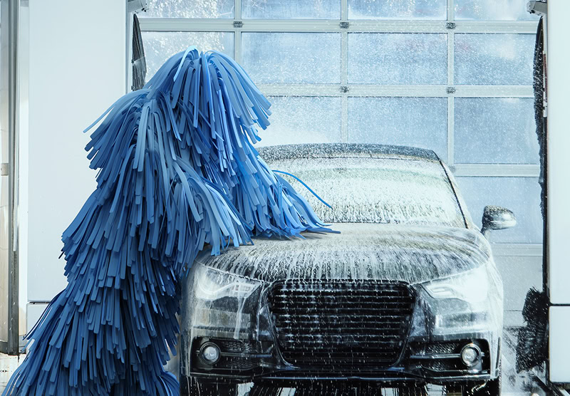 Wascotte staat in een kettingstraat.