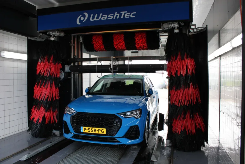 1. Automatische wasstraat voor auto's met cirkelborstel en sproeiers.