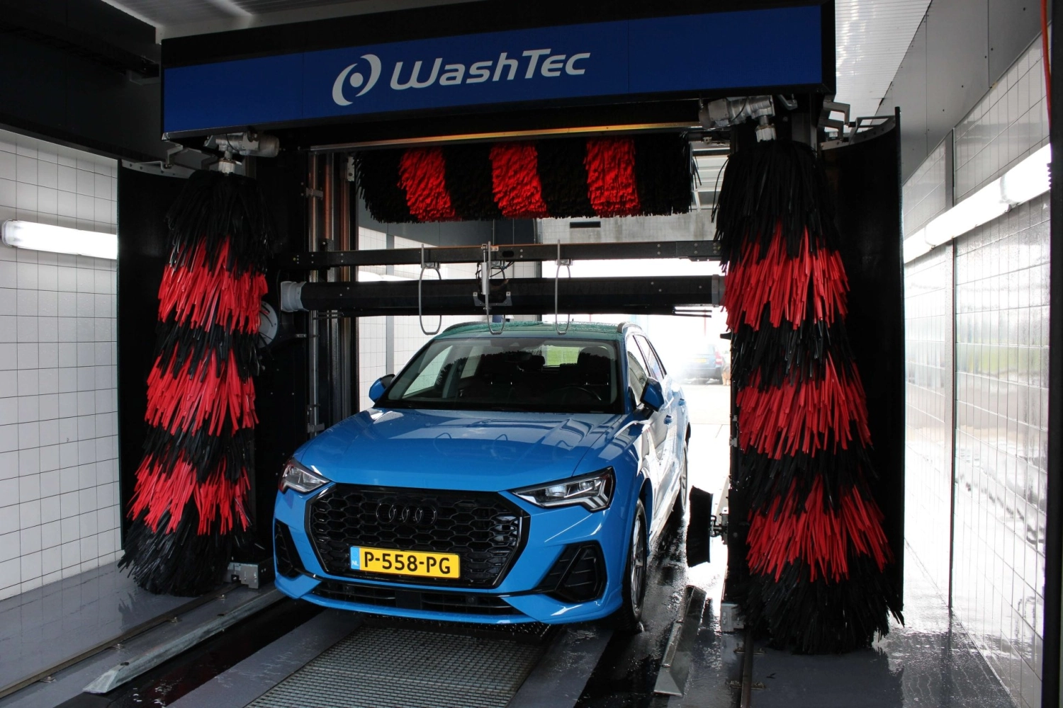 1. Automatische wasstraat voor auto's met cirkelborstel en sproeiers.