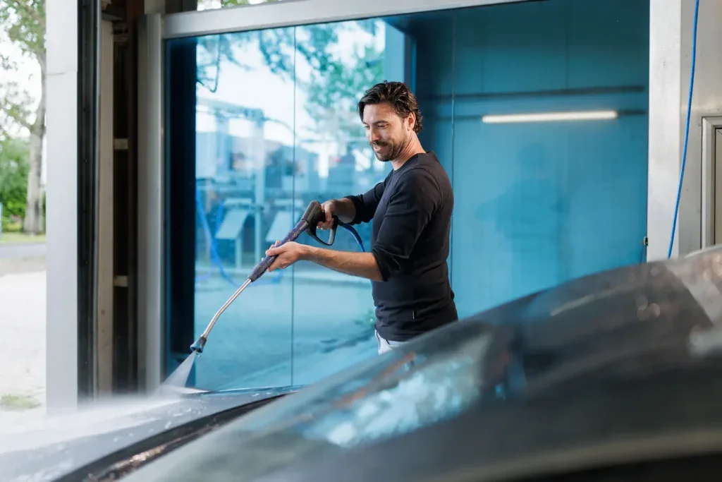 Stofzuigen en schoonmaken met hogedrukreiniger bij Washprof, professioneel auto schoonmaakservice NL.