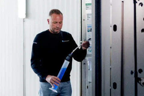 Veilig wassen en schoonmaakproces bij Washprof, professionele medewerker in actie.