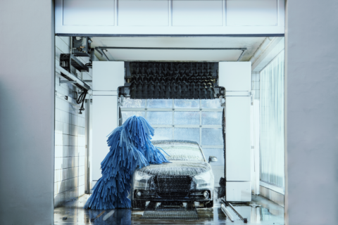 Spuitcabine met wasstraat voor autoverzorging en reiniging.